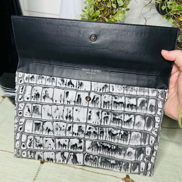 ❌SOLD❌RARE🔥 Alexander McQueen Crocodile Embossed Clutch - Picture 8 of 10